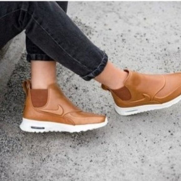 *NEW IN BOX* Nike Air Max Thea Mid Chelsea Women's Sneaker Boot Brown 859550-200 - Picture 1 of 16